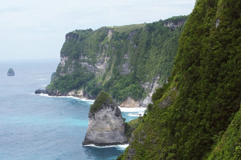 Nusa Penida vs Lembongan 2026: Which One Should You Choose? (Local Guide)