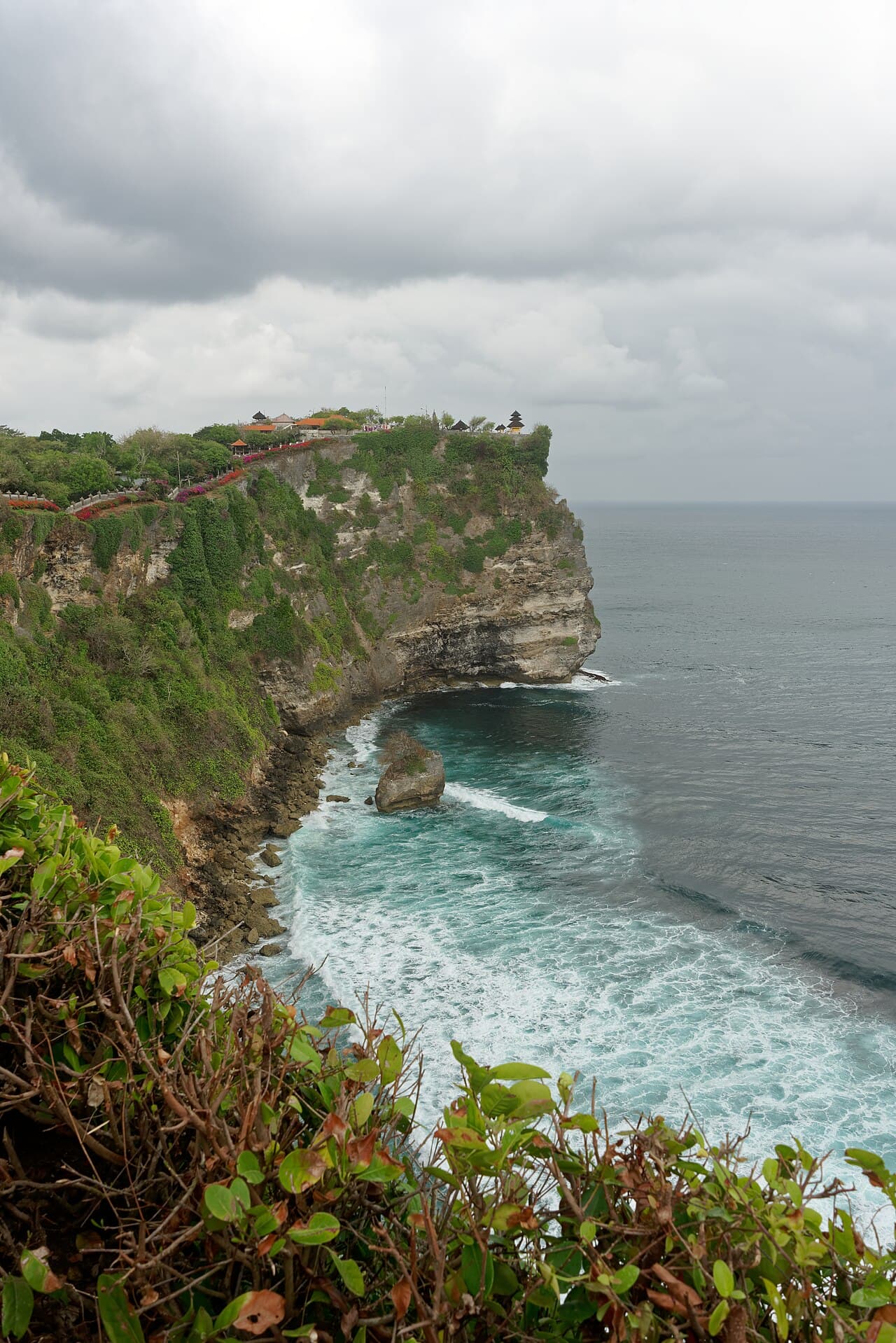 Hal yang Dilakukan di Uluwatu — Tebing, Pura & Pantai Tersembunyi