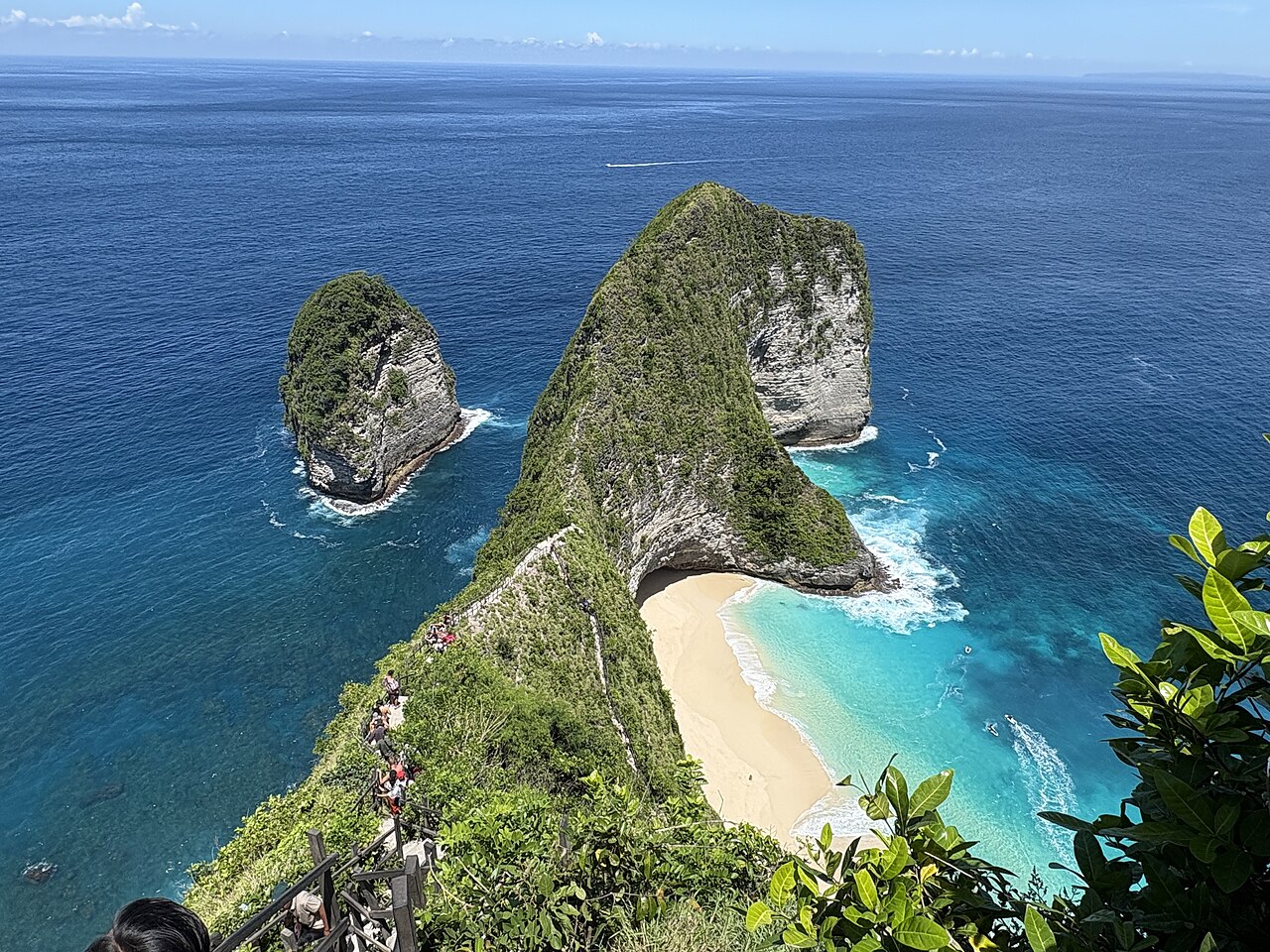 Pemandangan Kelingking Beach (T-Rex Bay) di Nusa Penida — tebing ikonik yang menjadi highlight day trip hari 3.